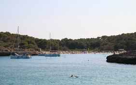 Entlang der Küste liegen viele kleine Buchten mit Stränden.